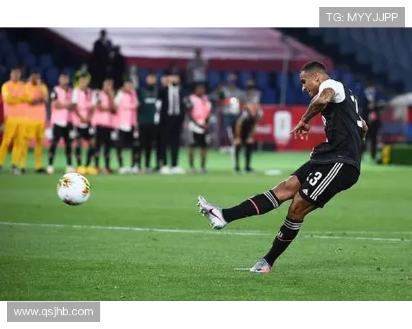 达尼洛:从足球新星到世界舞台的闪耀之星